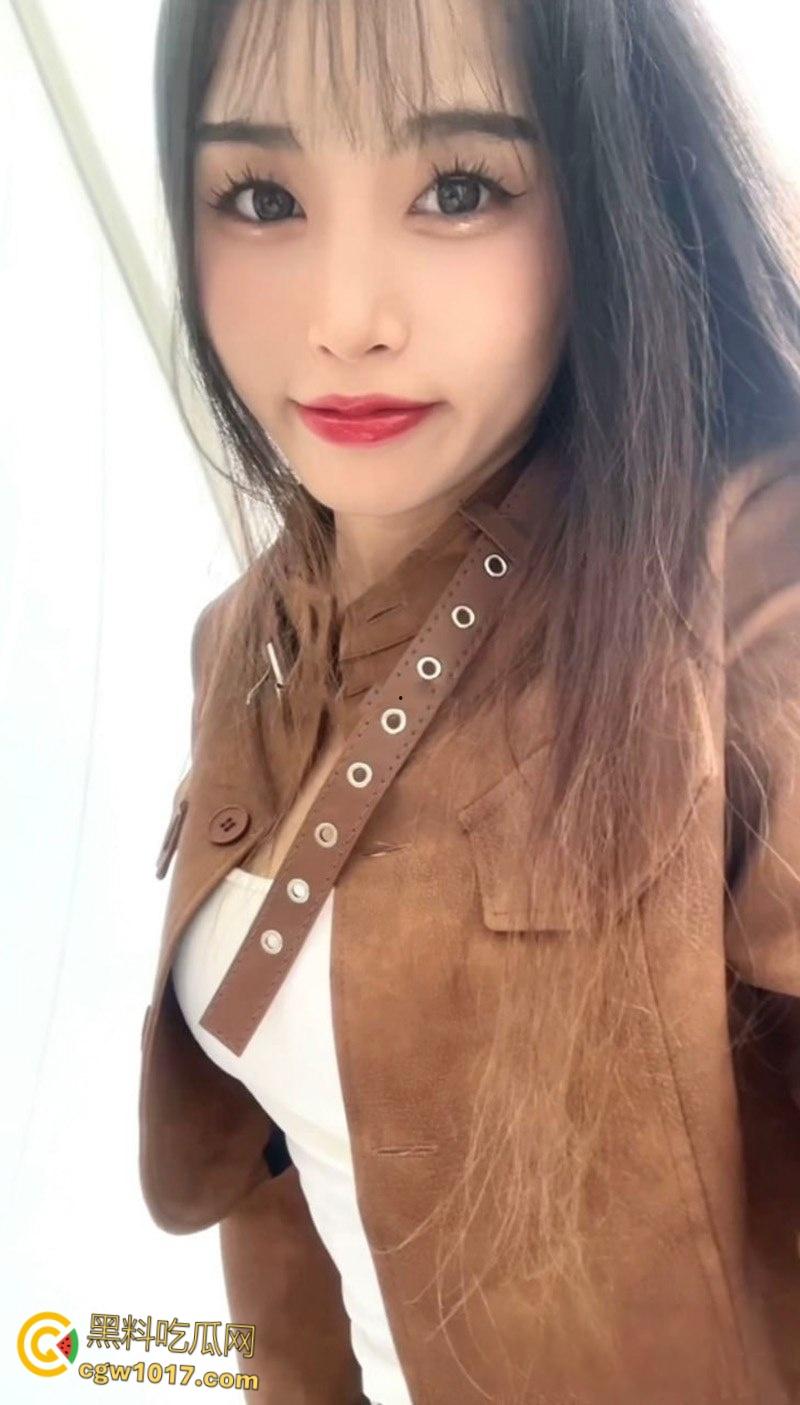 青海高颜值美女【张佳珍】，裸贷自慰视频曝光，牙刷手指轮番猛桶，无毛嫩穴淫水四溢，反差淫荡十足！-2