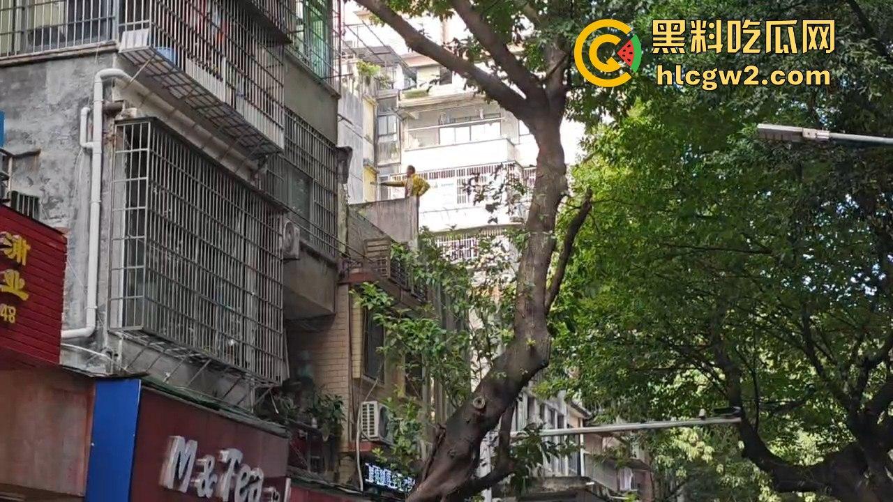 广州海珠区持刀男子与警察对峙,结果寡不敌众被撂倒,这街头硬汉就这?-2