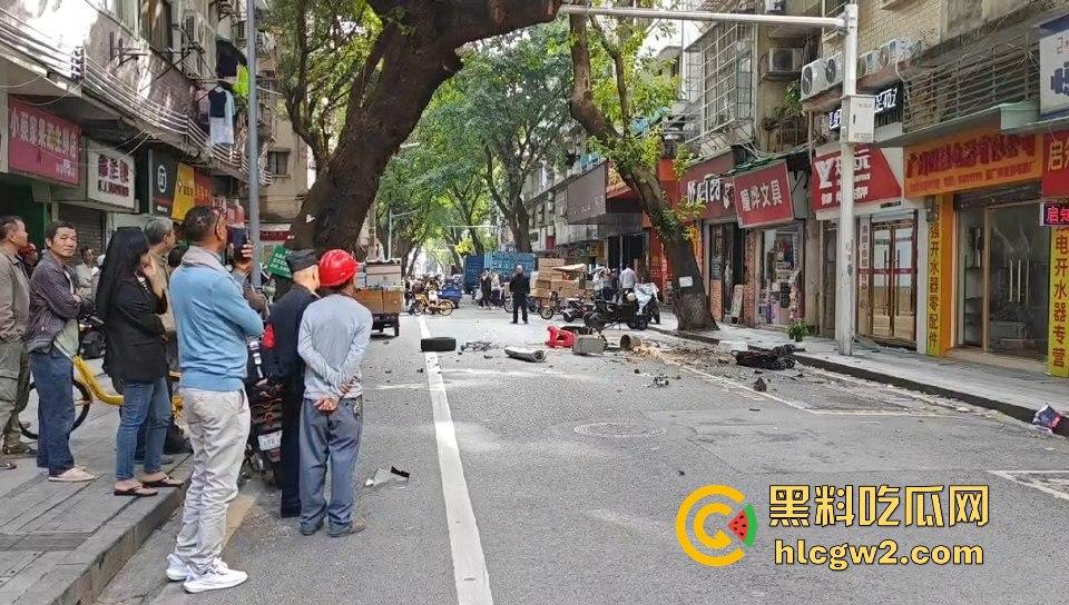 广州海珠区持刀男子与警察对峙,结果寡不敌众被撂倒,这街头硬汉就这?-3