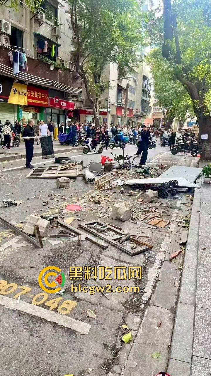 广州海珠区持刀男子与警察对峙,结果寡不敌众被撂倒,这街头硬汉就这?-5