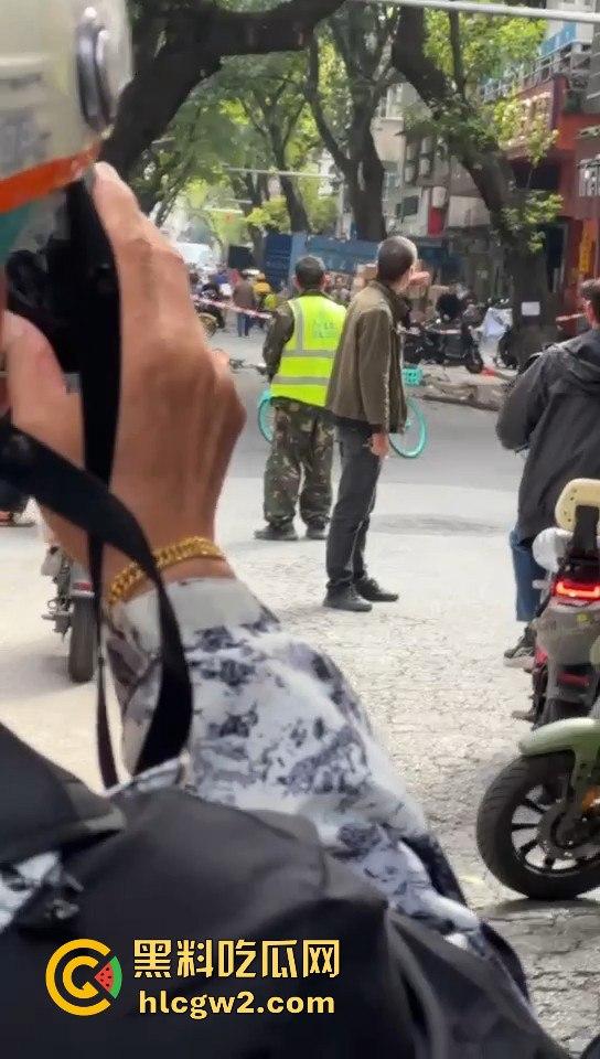 广州海珠区持刀男子与警察对峙,结果寡不敌众被撂倒,这街头硬汉就这?-13