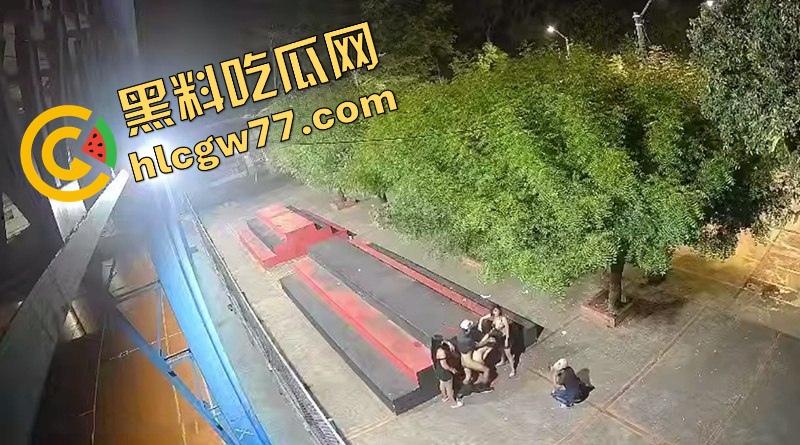 厦门公园老外深夜玩群P，三女被操到浪叫，站立口交野战内射，监控拍下简直野得离谱！-7