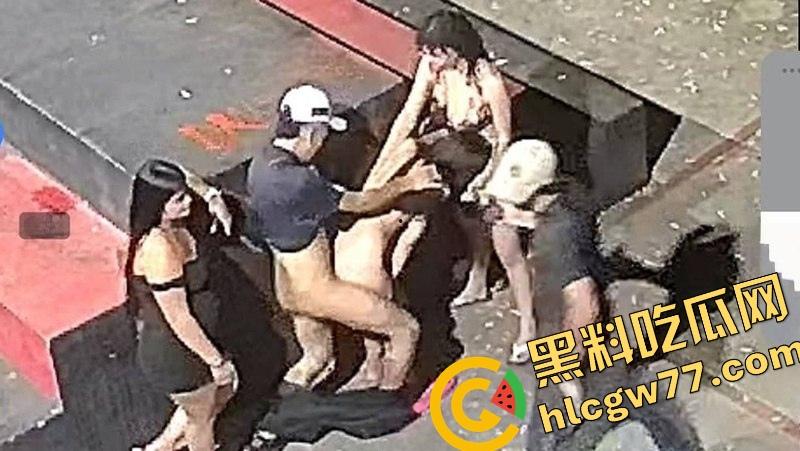 厦门公园老外深夜玩群P，三女被操到浪叫，站立口交野战内射，监控拍下简直野得离谱！-9