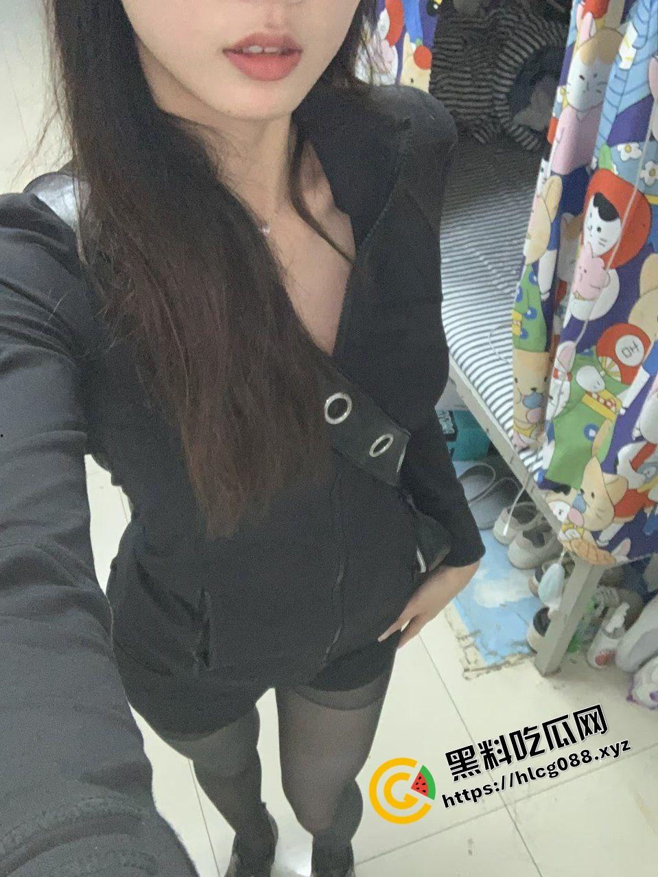 主人各种调教理工学院女学生,线上网调聊骚认错跪地磕头认罪,线下像狗一样牵着SM爬行!-3