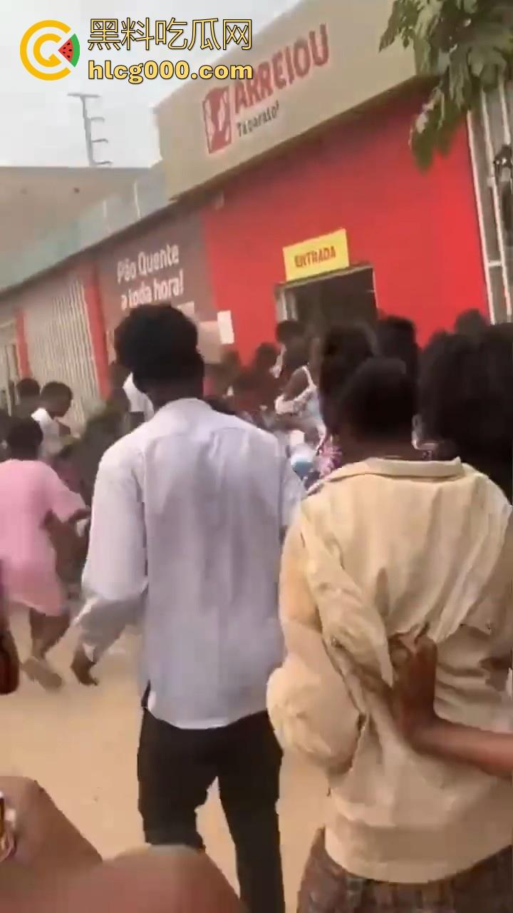 安哥拉华人商铺遭受零元购,当地黑哥满载而归,一大群人疯抢中国商品,还得是黑哥的优良传统!-5