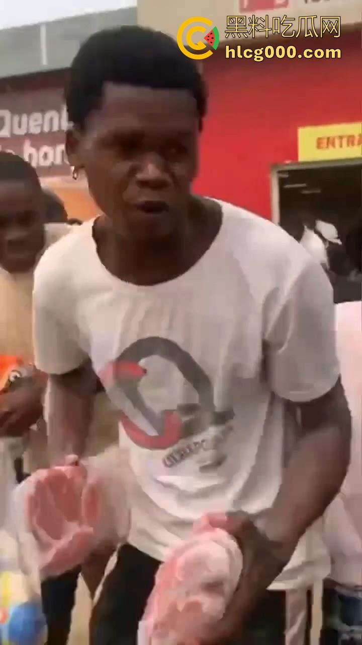 安哥拉华人商铺遭受零元购,当地黑哥满载而归,一大群人疯抢中国商品,还得是黑哥的优良传统!-6