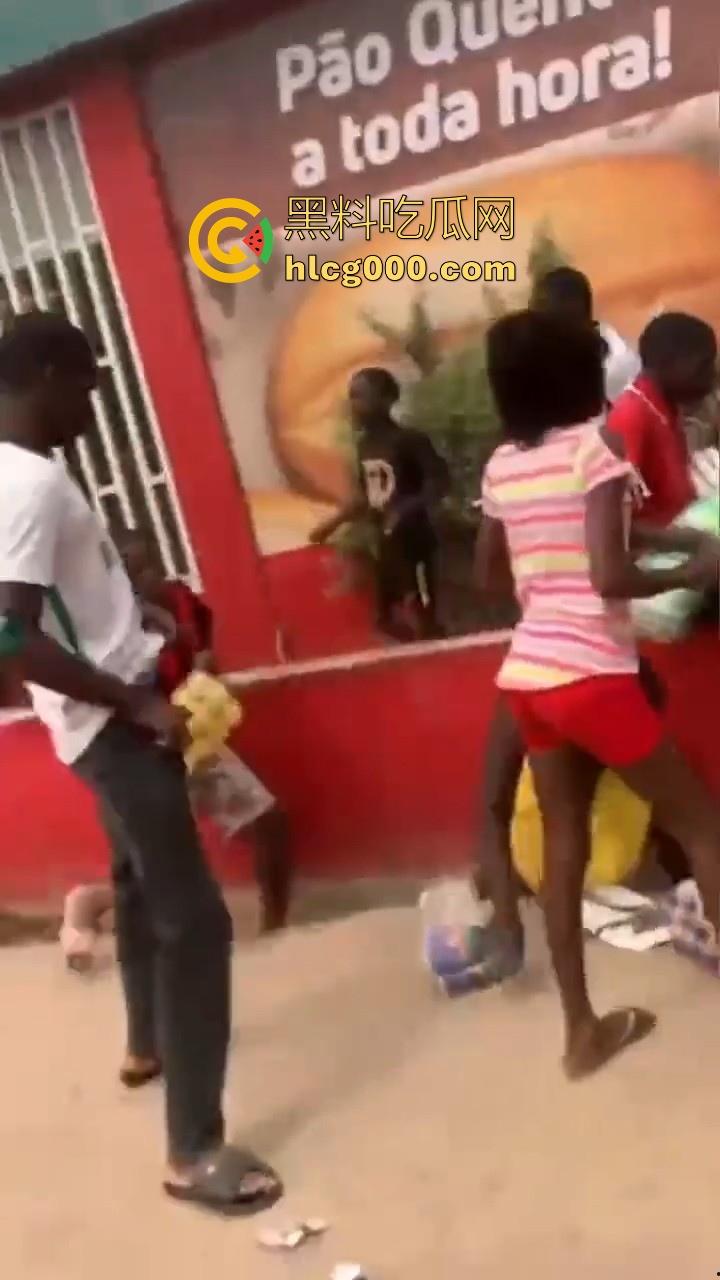 安哥拉华人商铺遭受零元购,当地黑哥满载而归,一大群人疯抢中国商品,还得是黑哥的优良传统!-7