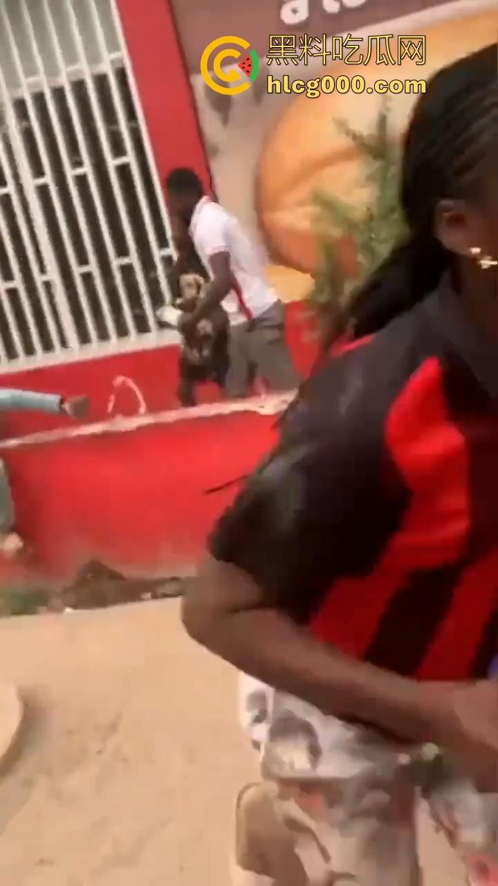 安哥拉华人商铺遭受零元购,当地黑哥满载而归,一大群人疯抢中国商品,还得是黑哥的优良传统!-8