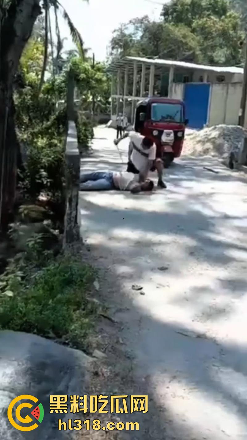 哥伦比亚绿帽男的愤怒,老婆被睡当街砍人,对着脑袋疯狂输出,操别人老婆的代价不小啊!-1