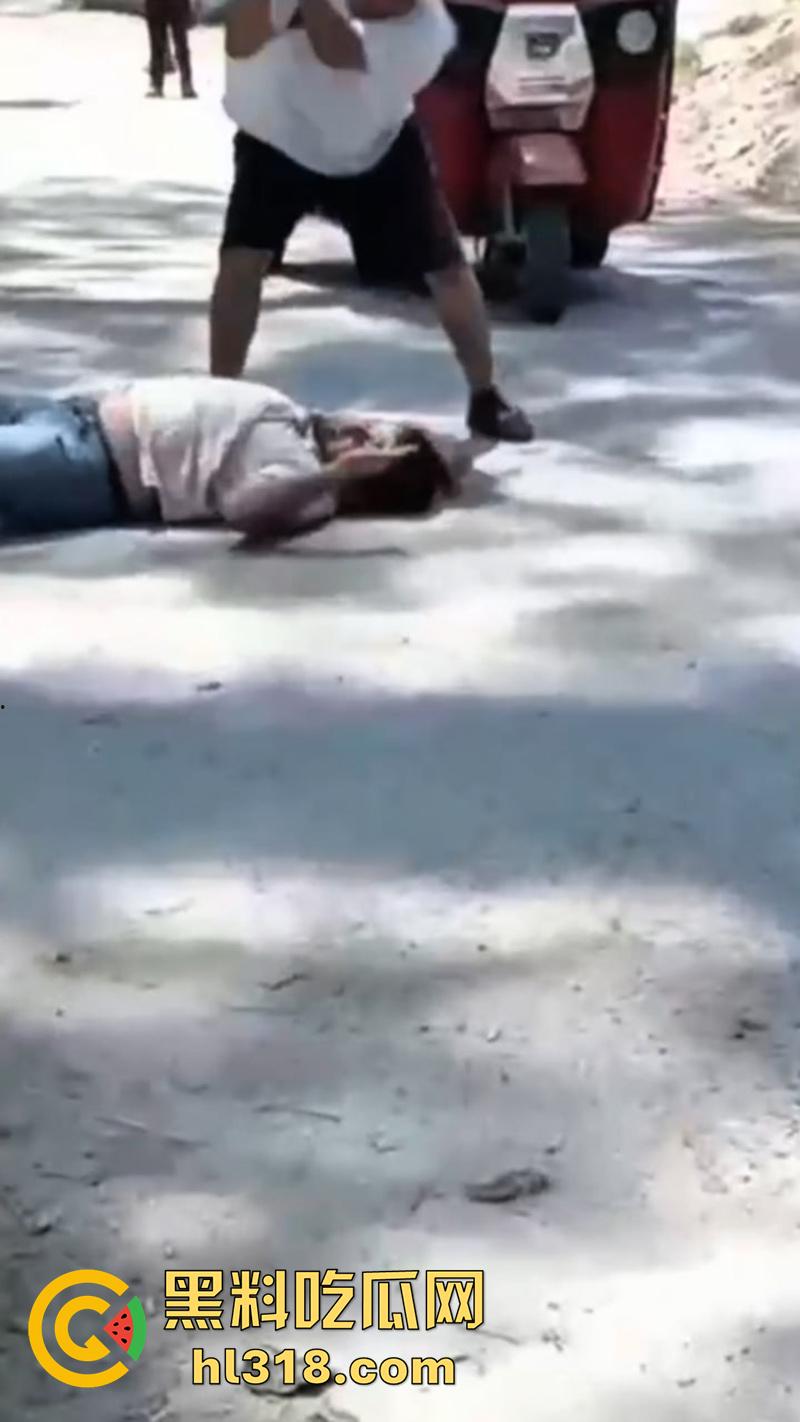 哥伦比亚绿帽男的愤怒,老婆被睡当街砍人,对着脑袋疯狂输出,操别人老婆的代价不小啊!-2