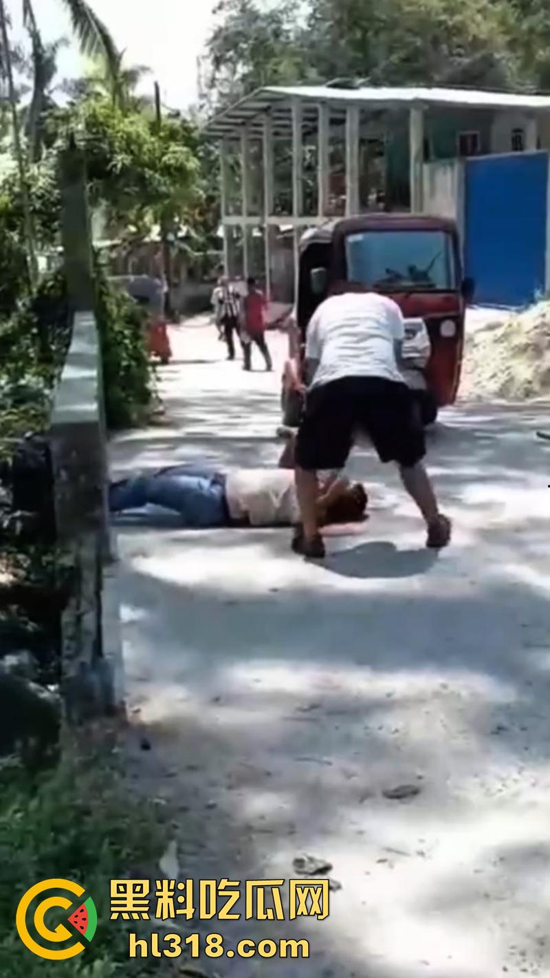 哥伦比亚绿帽男的愤怒,老婆被睡当街砍人,对着脑袋疯狂输出,操别人老婆的代价不小啊!-6