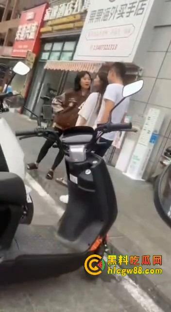 柳州精神小妹在线变刀妹,吵个架掏刀就捅,气势嚣张两刀下去直接教做人!你狂?刀妹更狂!-2