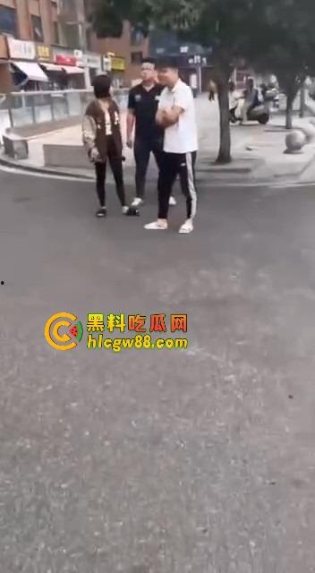 柳州精神小妹在线变刀妹,吵个架掏刀就捅,气势嚣张两刀下去直接教做人!你狂?刀妹更狂!-7