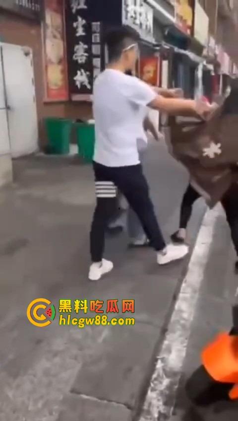 柳州精神小妹在线变刀妹,吵个架掏刀就捅,气势嚣张两刀下去直接教做人!你狂?刀妹更狂!-11