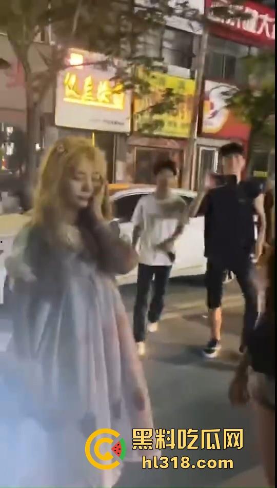 为争男友姐妹们也是大大出手,男的没断干净就和黄毛谈了,前女友就带人打现女友!这男的魅力真大!-5