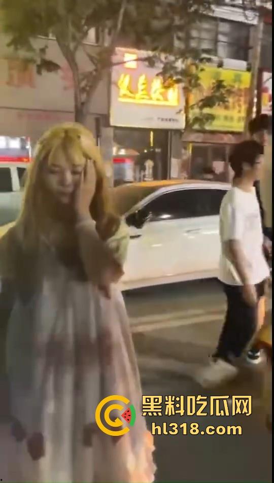 为争男友姐妹们也是大大出手,男的没断干净就和黄毛谈了,前女友就带人打现女友!这男的魅力真大!-6