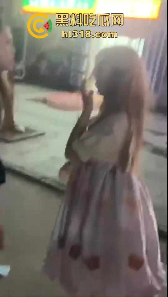 为争男友姐妹们也是大大出手,男的没断干净就和黄毛谈了,前女友就带人打现女友!这男的魅力真大!-8