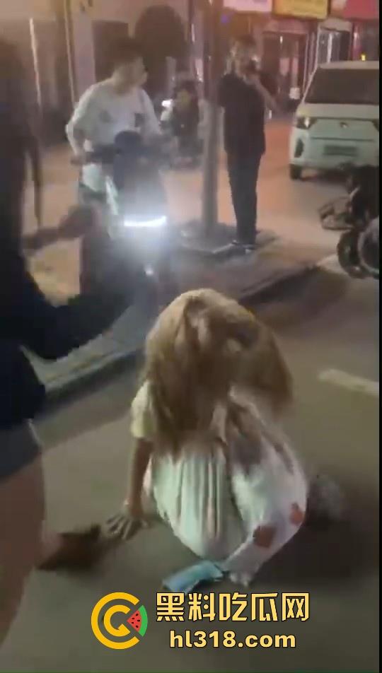 为争男友姐妹们也是大大出手,男的没断干净就和黄毛谈了,前女友就带人打现女友!这男的魅力真大!-10