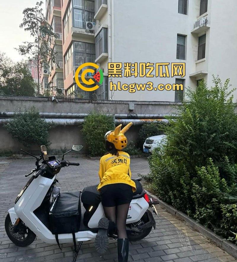 美团外卖媛『宋小牛』竟靠直播卖淫逆天翻身,三年使用权被豪横金主重金拿下,浴室爆操视频辣眼全网疯传!-12