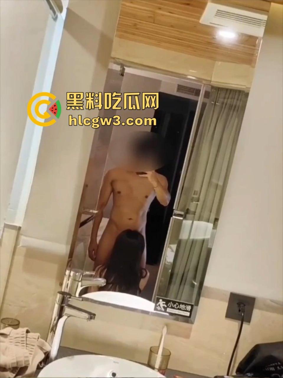 美团外卖媛『宋小牛』竟靠直播卖淫逆天翻身,三年使用权被豪横金主重金拿下,浴室爆操视频辣眼全网疯传!-13