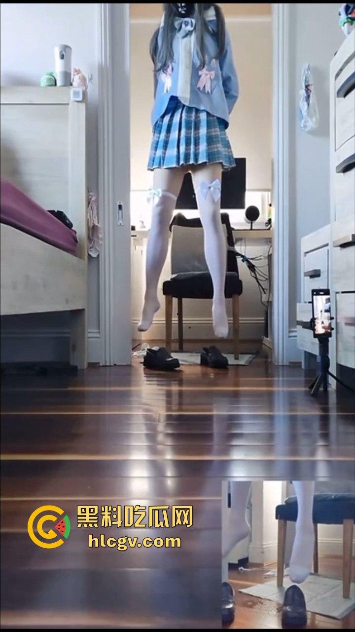 JK小妹直播上吊自缢快感引热议!是变态玩法窒息式快感还是噱头?观众目睹喷出不明液体!尿了还是喷了?-3