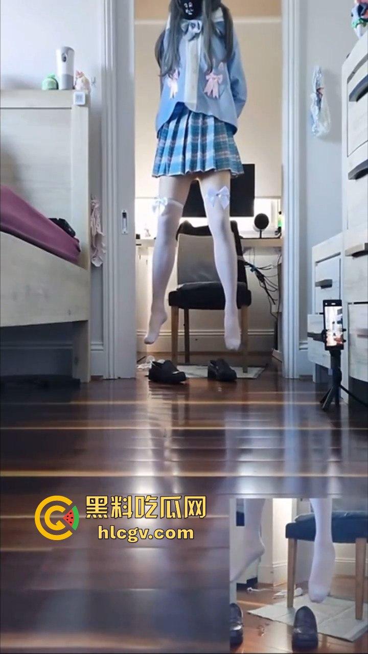 JK小妹直播上吊自缢快感引热议!是变态玩法窒息式快感还是噱头?观众目睹喷出不明液体!尿了还是喷了?-5