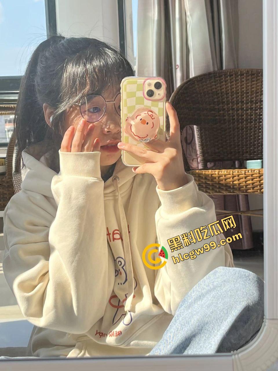 南宁第四职业反差职高妹【刘静】与精神小伙酒店刺激做爱，排队等操加油助力！独家曝光流出！-1