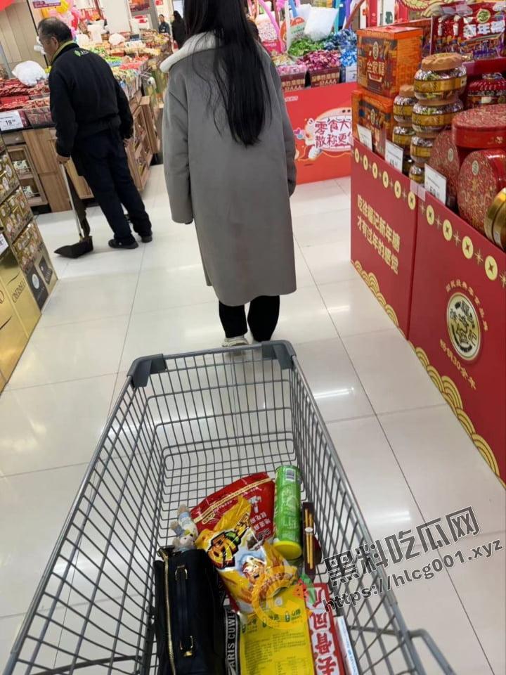 老男人果然都爱萝莉,这不妹子才刚过十八岁就被老男人得逞了!朋友圈发布实战流程:尾随—搭讪—买零食—开房—破处!-10