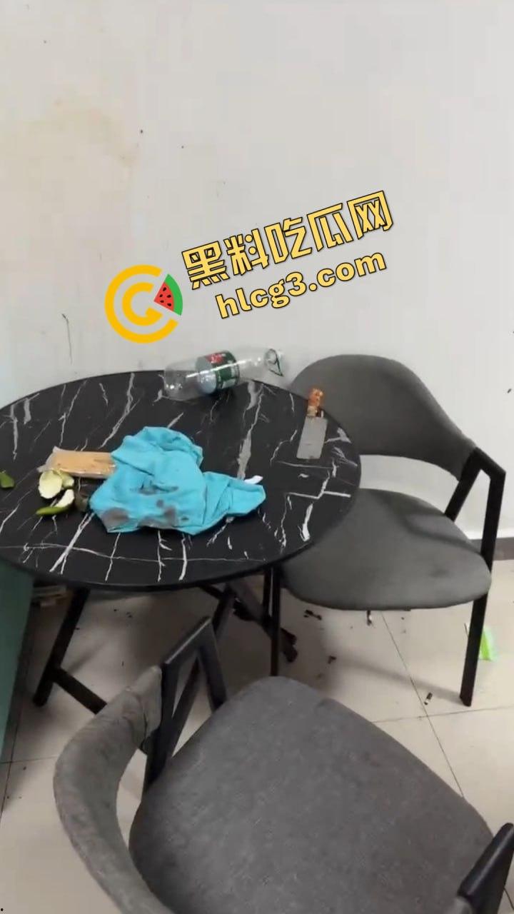 海州血腥夫妻打架现场曝光,门被干倒,血流成河,私密聊天记录全网疯传-9