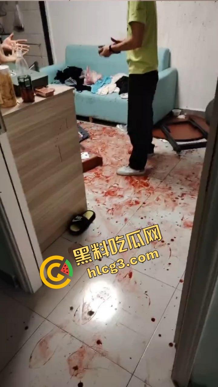 海州血腥夫妻打架现场曝光,门被干倒,血流成河,私密聊天记录全网疯传-11