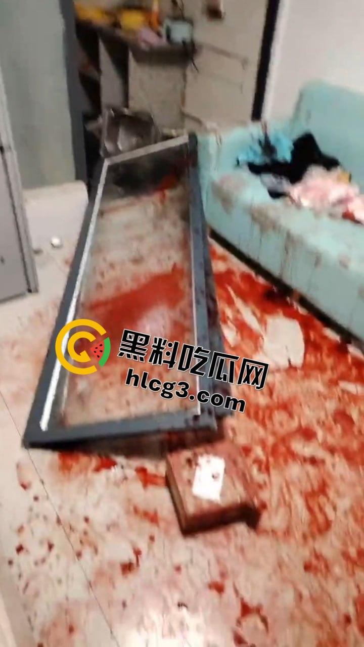 海州血腥夫妻打架现场曝光,门被干倒,血流成河,私密聊天记录全网疯传-14
