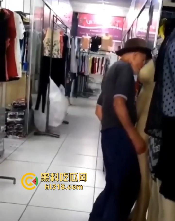 奇葩老头的迷幻操作,离谱老登对着服装店人体模特意淫,又亲又顶又抱的,这是什么新的老登锻炼方式吗?-1