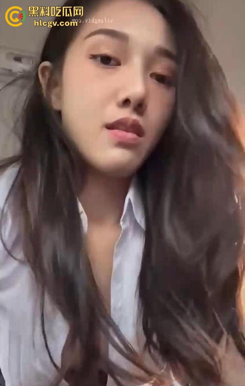 成都师范泰国留学生户外车震!23岁辣妹『莱慕尔』车里不够爽直接下车草堆打野炮,男友炫耀曝光!-2