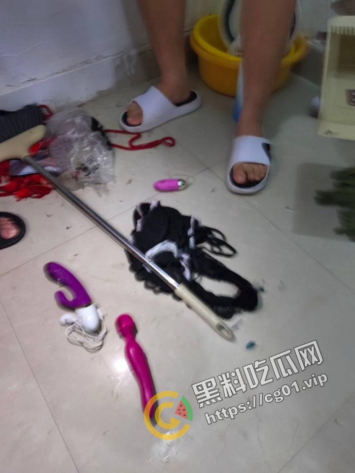 原女大学生宿舍改成男寝 遗留下海量电动玩具 到底是宿舍还是鸡窝?-7