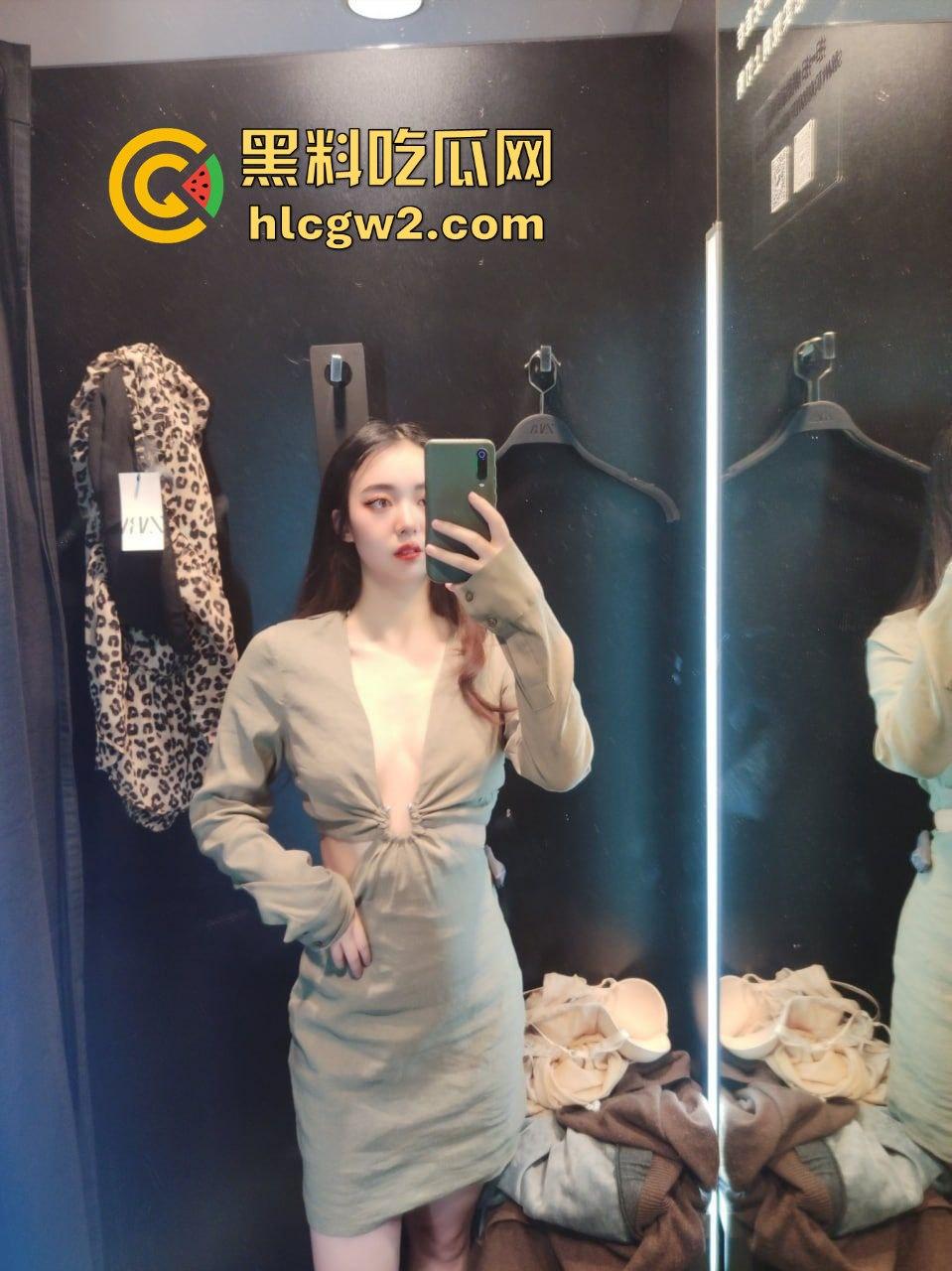 长沙理工学妹【钟语嫣】露脸自拍流出,清纯外表掩不住闷骚榨汁机,后入翘臀爽到爆!-1