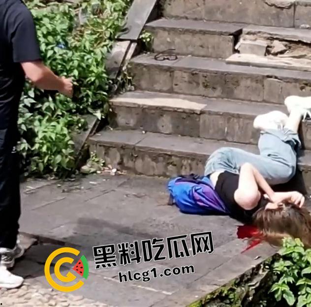 瓦屋山瀑布飞石砸死人现场原视频!瀑布上掉下的碎石直接把人头打烂了 血腥慎入-1