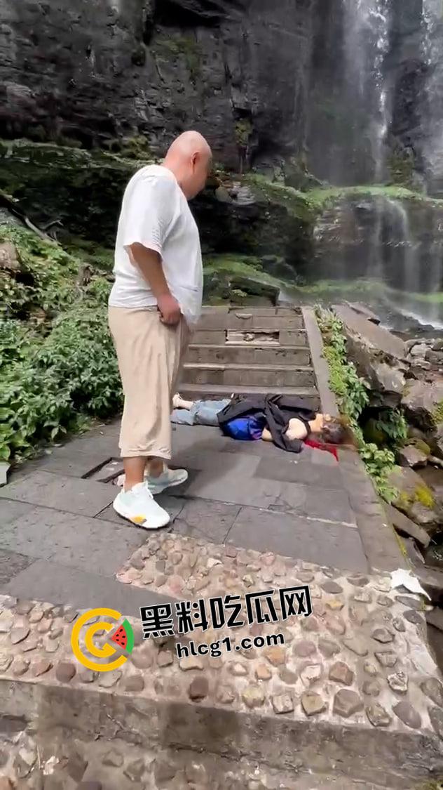 瓦屋山瀑布飞石砸死人现场原视频!瀑布上掉下的碎石直接把人头打烂了 血腥慎入-3