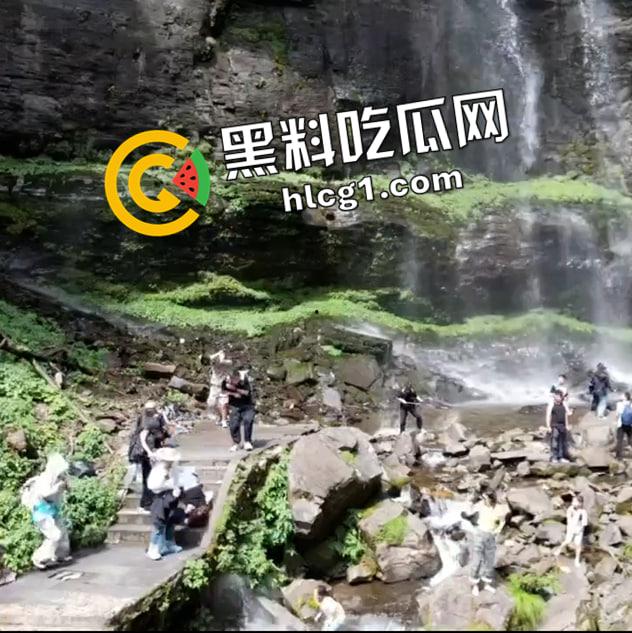瓦屋山瀑布飞石砸死人现场原视频!瀑布上掉下的碎石直接把人头打烂了 血腥慎入-5