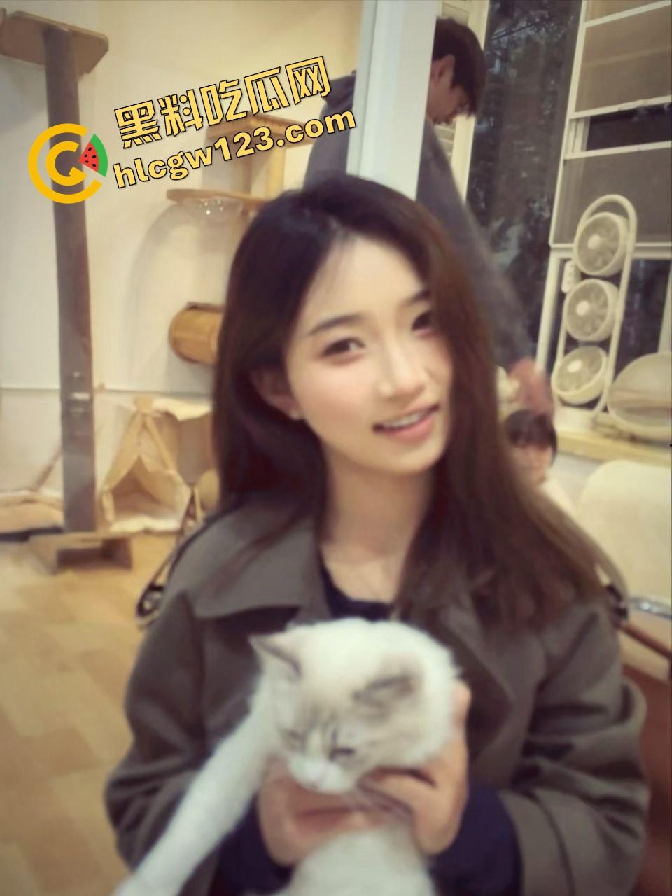 卧槽这谁老婆?绿帽男把女友献给群友露出调教,跪地爬行喊爸爸,母狗模式全开玩疯了!-8