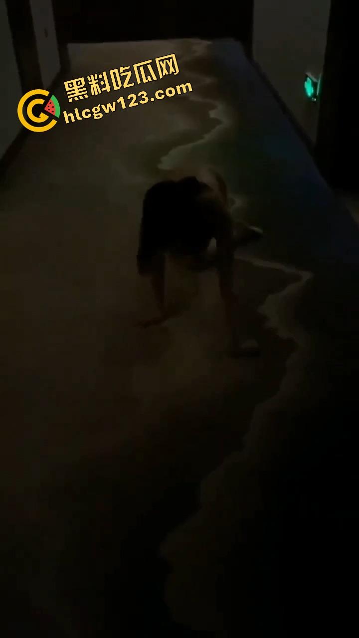 卧槽这谁老婆?绿帽男把女友献给群友露出调教,跪地爬行喊爸爸,母狗模式全开玩疯了!-10