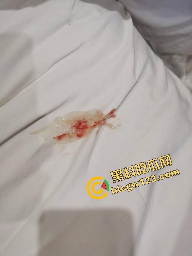 刷两千块礼物破处东北小母狗,快手钓鱼直播3天谈恋爱,清纯辍学骚妹当场开腿求插,破处时还一脸感激!-9