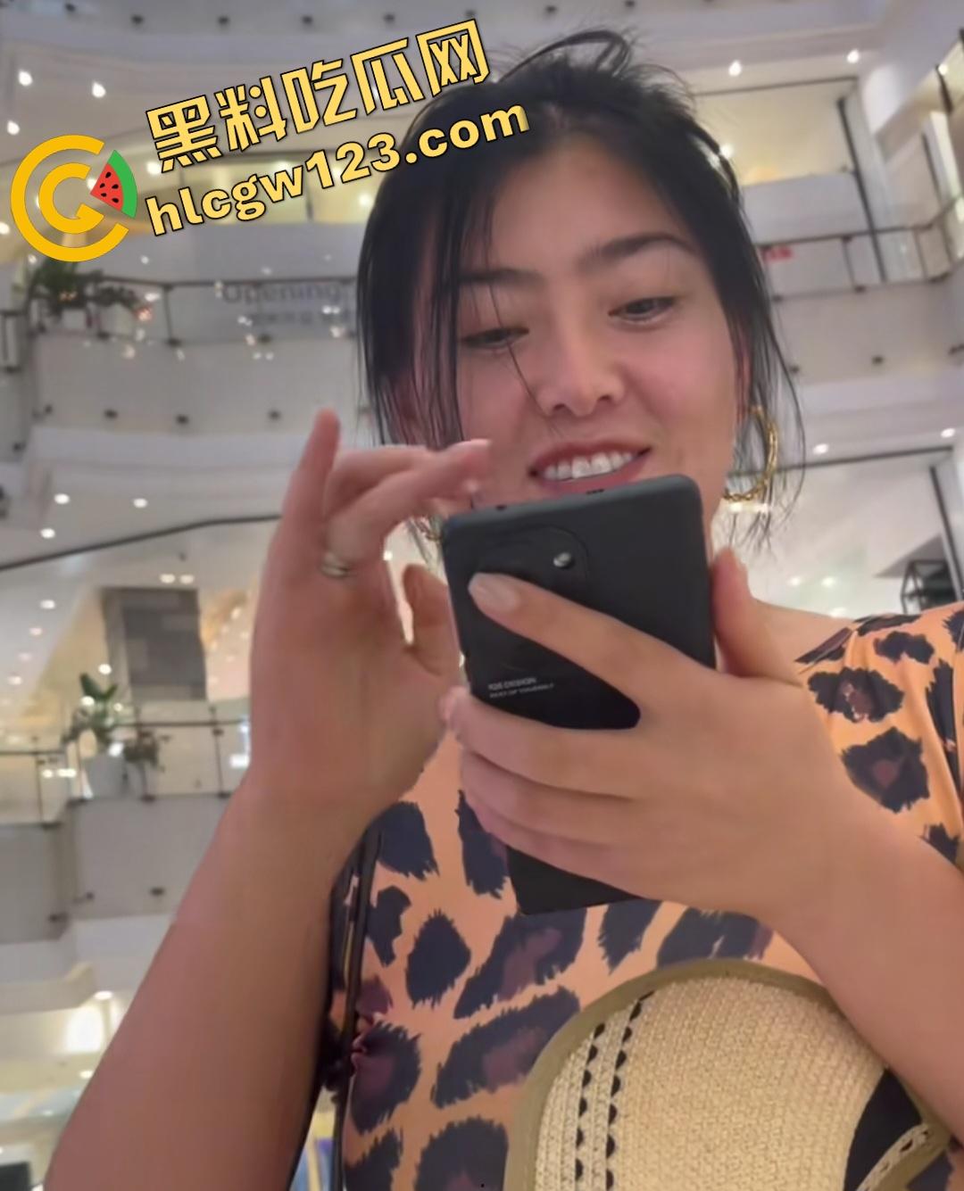 海角社区39岁大屁股妈妈乱伦!红内裤肥臀勾魂被儿子猛操,扬言要给儿子生儿子!-1