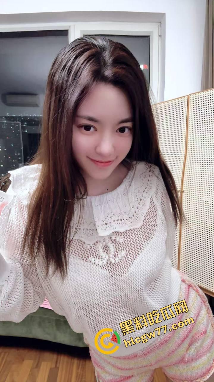 二次元【小鱼呆呆】脑户外露出，Lo装萝莉嘴甜骚货，穿JK被金主野战爆操，小白虎嫩得发光！-3