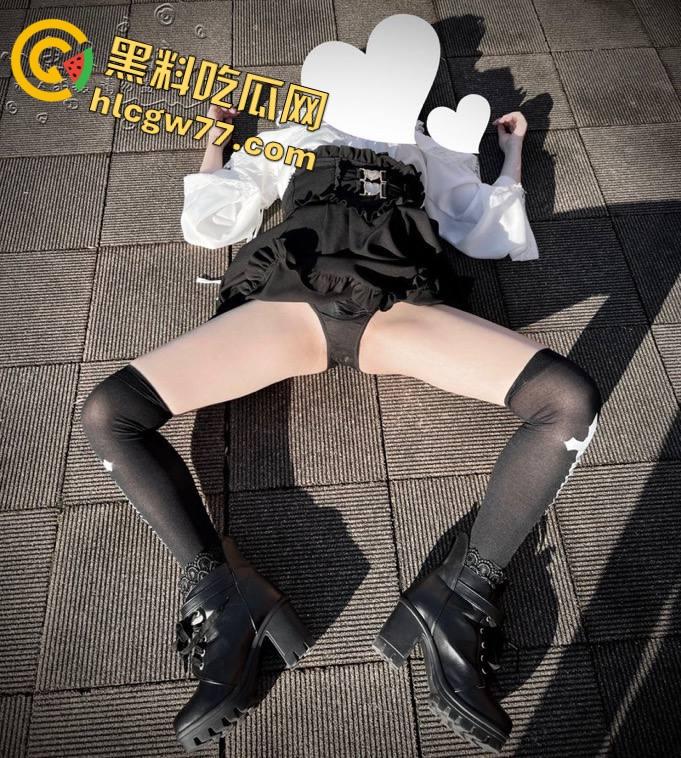 二次元【小鱼呆呆】脑户外露出，Lo装萝莉嘴甜骚货，穿JK被金主野战爆操，小白虎嫩得发光！-11