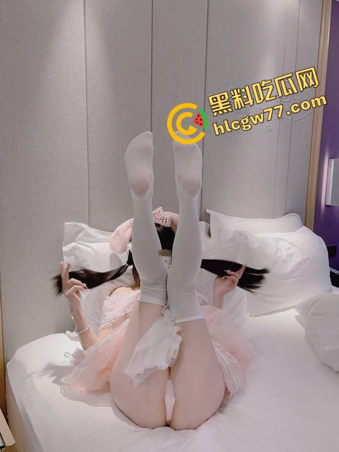 二次元【小鱼呆呆】脑户外露出，Lo装萝莉嘴甜骚货，穿JK被金主野战爆操，小白虎嫩得发光！-19