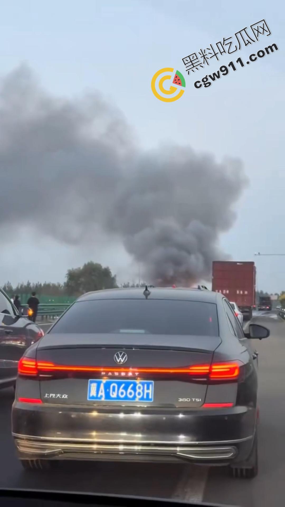 京哈G1高速车祸现场视频!两车追尾瞬间燃起烈焰,现场惨状挥之不去,令人心惊!-1