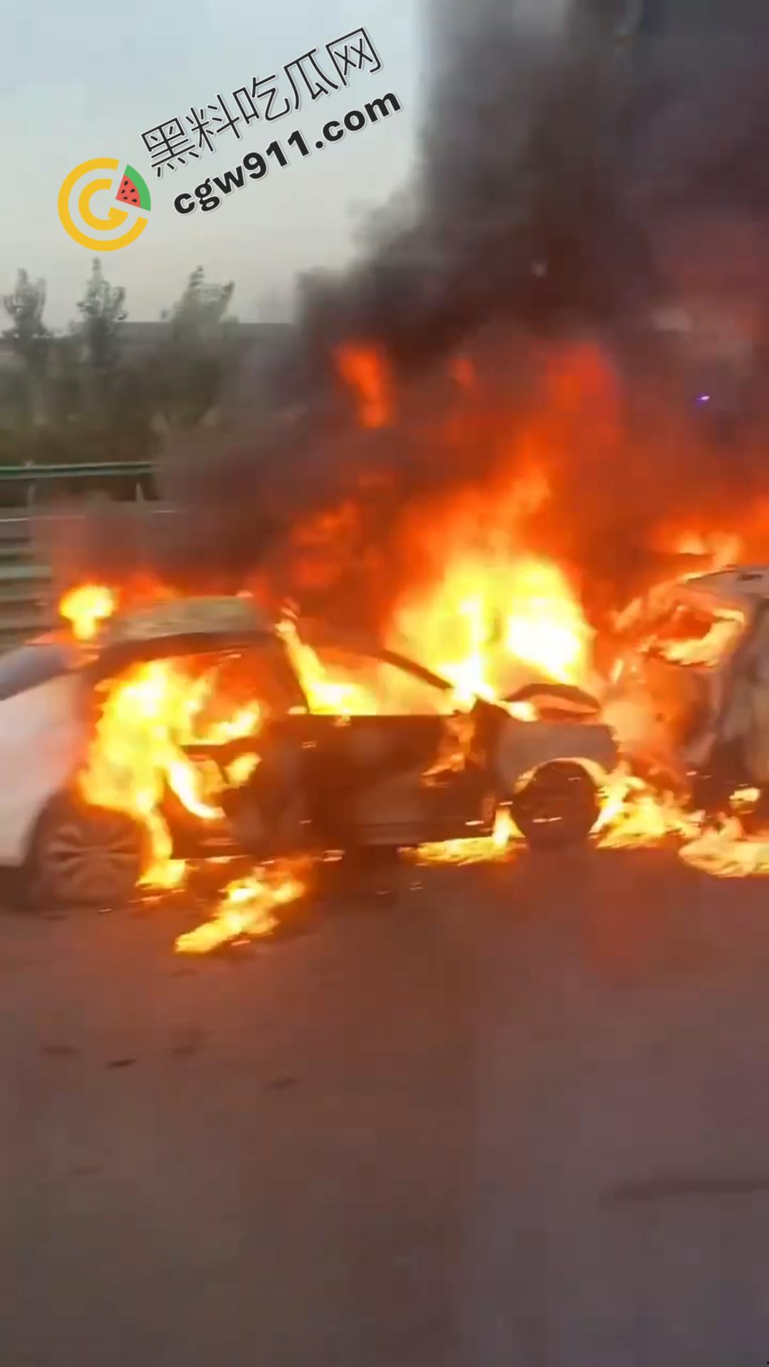 京哈G1高速车祸现场视频!两车追尾瞬间燃起烈焰,现场惨状挥之不去,令人心惊!-6