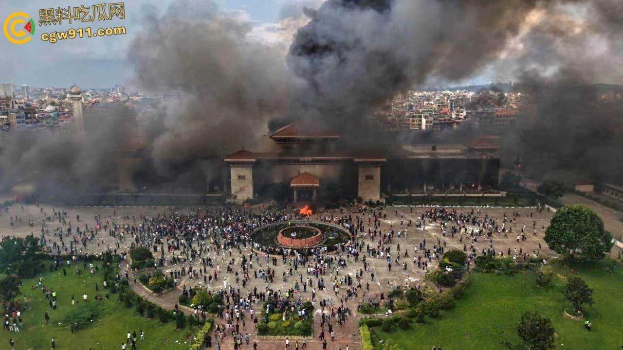 尼泊尔囚犯监狱大逃亡,大会党外交部长被抗议者殴打,街头瞬间变成危机四伏的战场,暴乱失控全国沦陷!-2