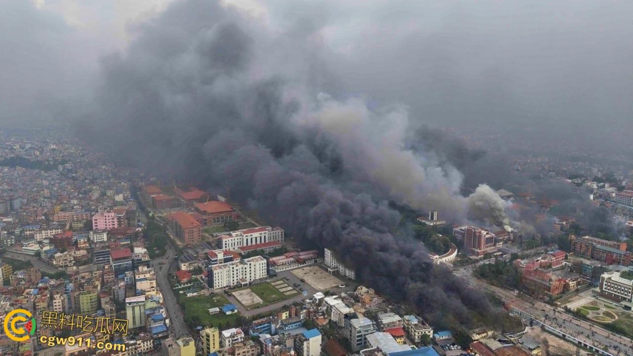 尼泊尔囚犯监狱大逃亡,大会党外交部长被抗议者殴打,街头瞬间变成危机四伏的战场,暴乱失控全国沦陷!-3