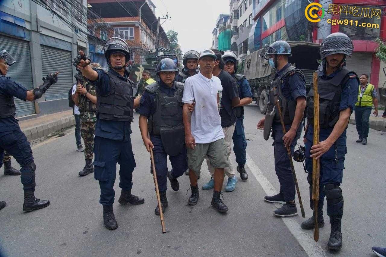 尼泊尔囚犯监狱大逃亡,大会党外交部长被抗议者殴打,街头瞬间变成危机四伏的战场,暴乱失控全国沦陷!-4